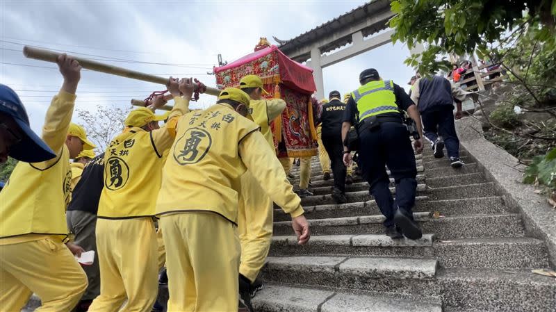 粉紅超跑攀陡峭又長的石階。（圖／記者林瓊玉攝影）