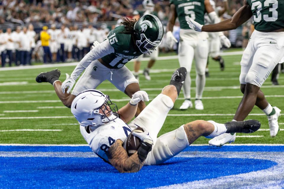 Penn State Nittany Lions tight end Theo Johnson (84) scores a touchdown against the Michigan State Spartans.