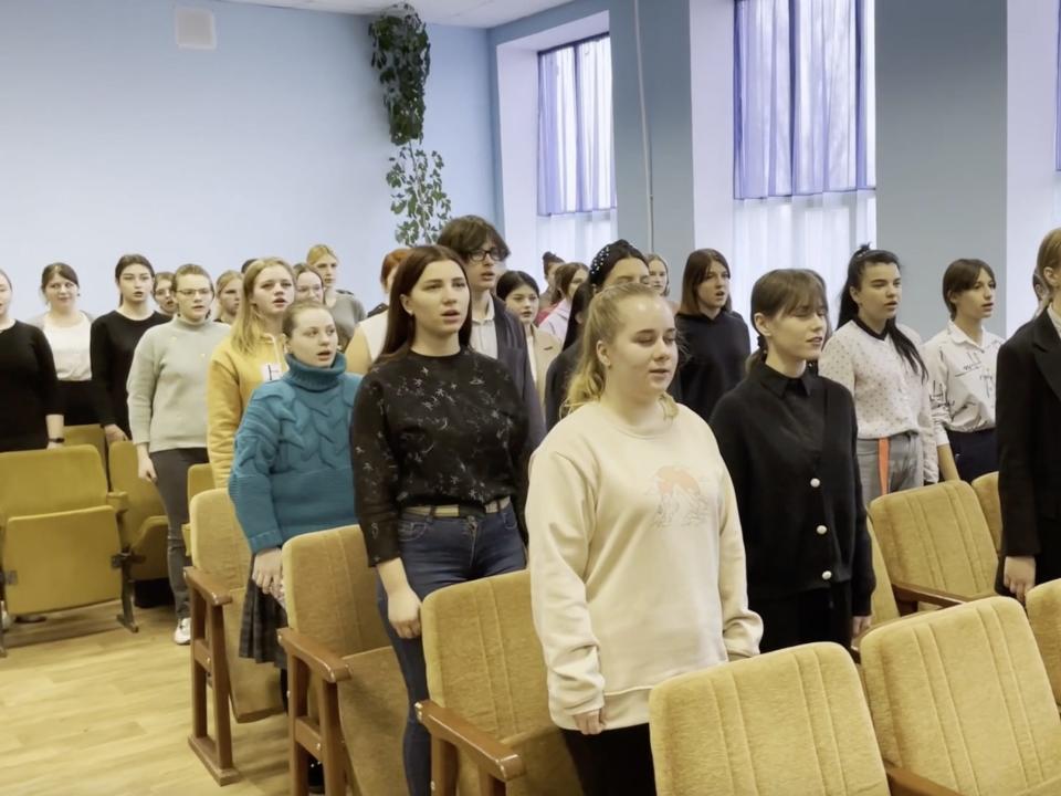 Donetsk children singing the Russian anthem