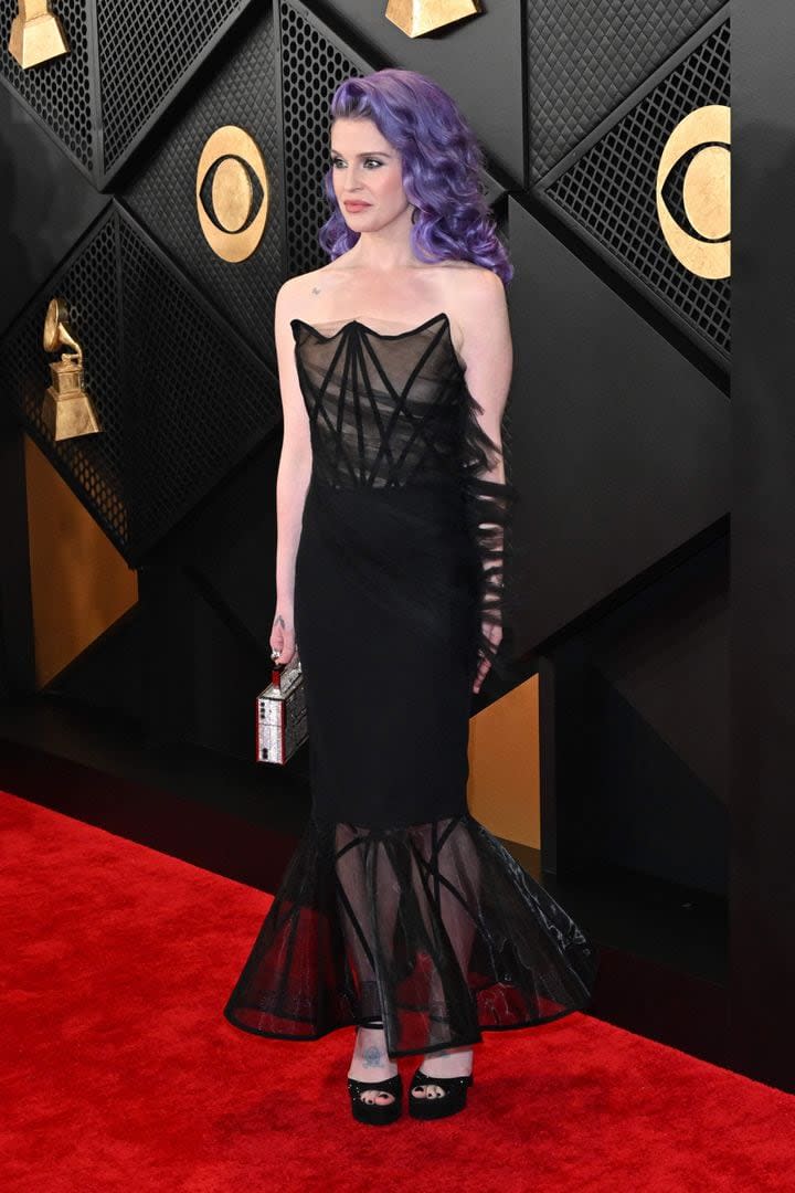 La cantante británica Kelly Osbourne con un vestido con transparencias y corte sirena de Christian Siriano