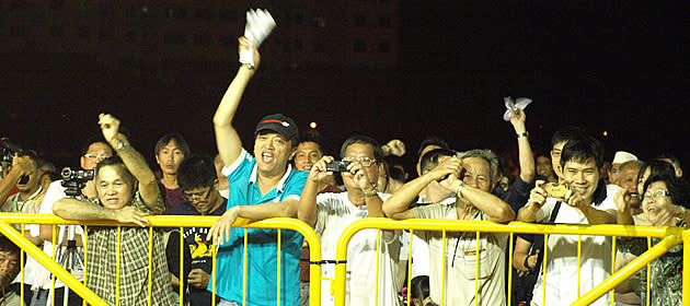 Enthusiastic supporters cheer the SPP candidates on as they speak. (Yahoo! photo/Christine)