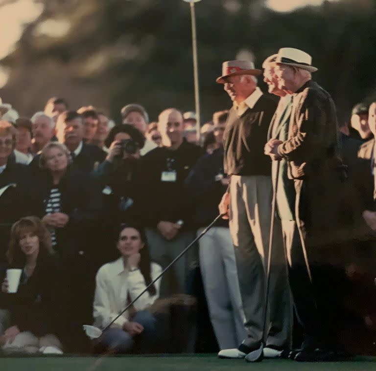 De blanco, presenciando una salida de honor en el Masters, con viejas glorias