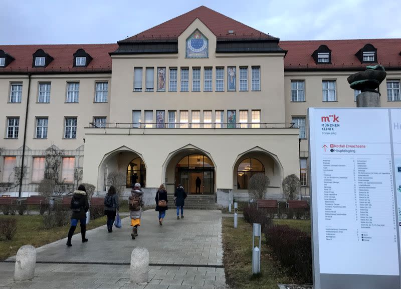 People walk towards the Klinikum Schwabing in Munich