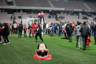 <p>Nach dem Freundschaftsspiel der Fußballmannschaften von Tunesien und Costa Rica im französischen Nizza betet ein Fan auf dem Rasen vor einer tunesischen Nationalflagge. Die Araber gewannen gegen die Lateinamerikaner knapp mit 1:0. (Bild: Reuters/Eric Gaillard) </p>