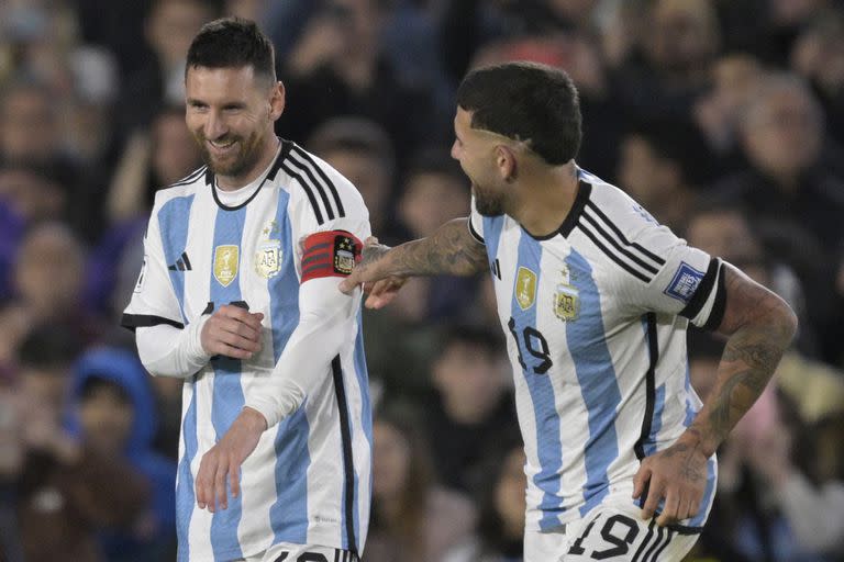 Sonrisas entre Messi y Otamendi, más allá de la cinta