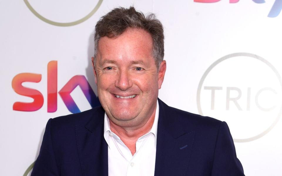 Alles andere als begeistert zeigte sich Reporter Piers Morgan in der Sendung "Good Morning Britain" vom Auftritt der abtrünnigen Royals, er sprach von einem "absolut schändlichen Verrat". Das Paar hätte zwei Stunden damit verbracht, alles in den Schmutz zu ziehen, was sich die Königin erarbeitet habe. Zumal Prinz Philip im Krankenhaus liege. (Bild: 2020 Dave J Hogan / Dave J Hogan)