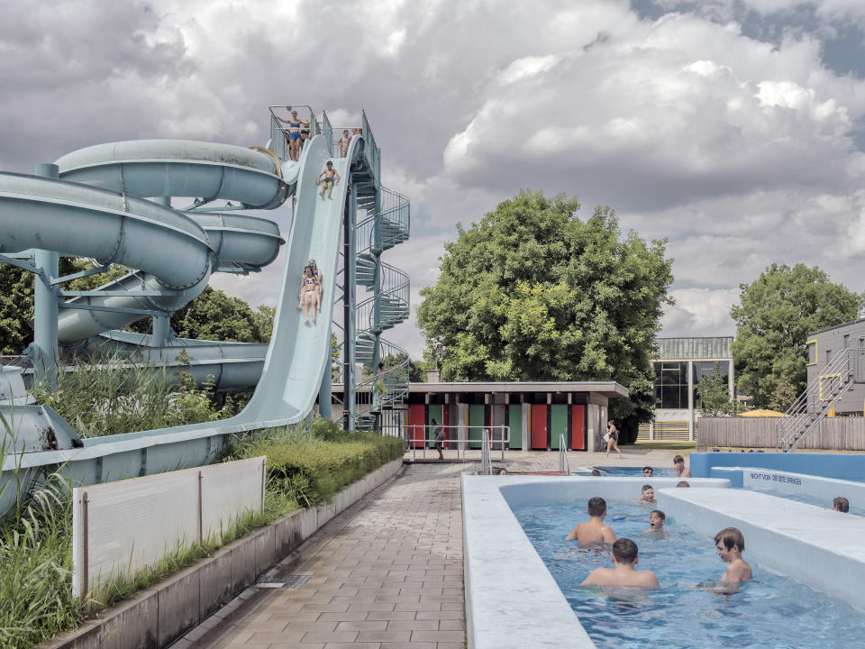 Juegos en una piscina al aire libre en Augsburgo, Alemania. La ciudad ha bajado un grado la temperatura de las piscinas públicas al aire libre para ahorrar energía. (Laetitia Vancon/The New York Times)