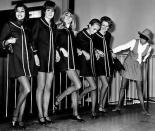 A mediados de los 60’s la diseñadora Mary Quant innovó y revolucionó por completo la industria de la moda imponiendo la “mini” en la moda callejera.