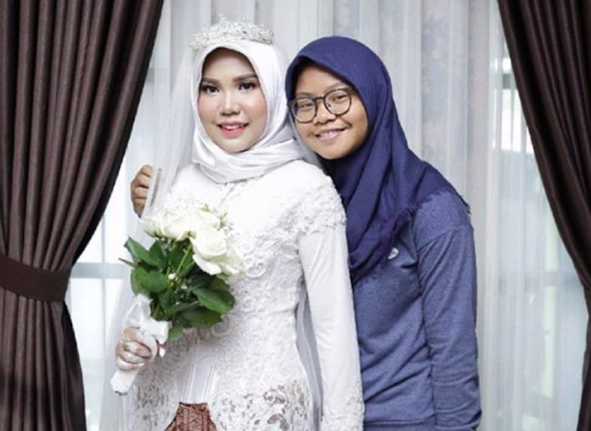 <em>Ms Syari posed for photos wearing her white gown and wedding ring (Instagram@intansyariii)</em>
