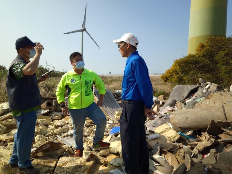 ▲中市大安龜殼生態園區旁風力發電機附近遭不肖份子偷倒廢棄物。(圖／施志昌提供2020.11.25)