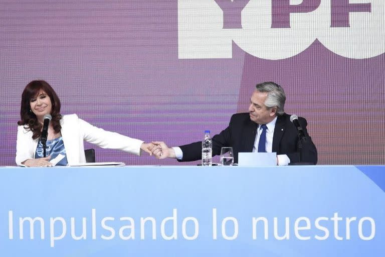 Alberto Fernández y Cristina Kirchner encabezan el acto por los 100 años de YPF