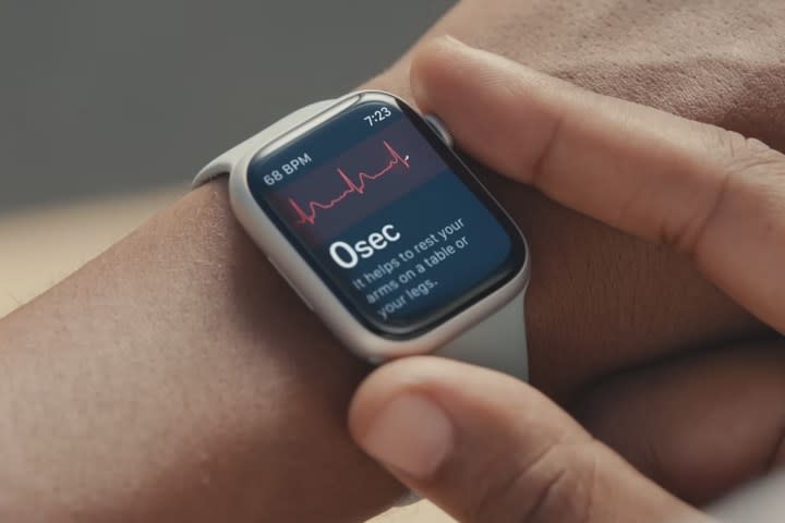 Apple Watch Series 8 ECG measurement.