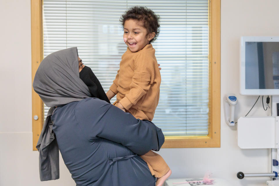 Yumna with her mother Salma Bibi (GOSH Charity/PA)