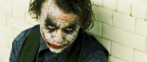 <p>Der Joker, den Heath Ledger in “The Dark Knight" verkörpert, ist ein wahrer Teufel hinter hässlicher Fratze. Sein flüsterndes Raunen macht ebenso Angst wie das schrillende Gelächter, und wenn er seine Zunge pfeilschnell herausschießen lässt, hofft man inständig, nicht als hilfloses Insekt in seinen Dunstkreis zu geraten. Als Batmans Nemesis ist Ledger letztlich so subtil und heimtückisch, so infernalisch satanisch, dass selbst Jack Nicholson als Paradebösewicht einpacken kann.</p>