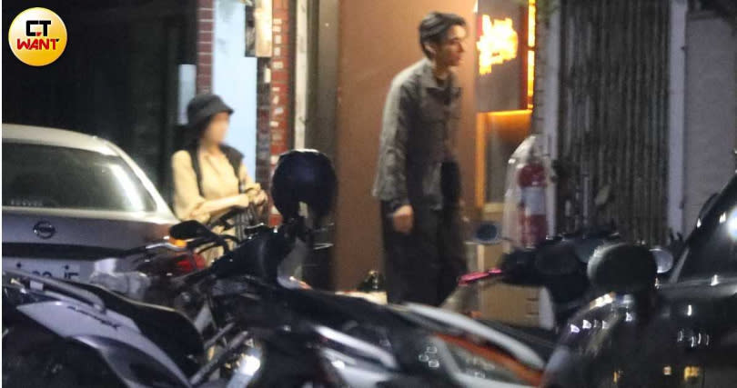 宋柏緯與媽媽一前一後進入台北市大安區的居酒屋。（圖／本刊攝影組）