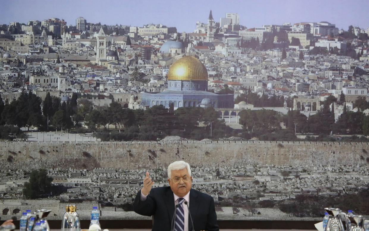 Mahmoud Abbas addresses Palestinian leaders in Ramallah before a picture of Jerusalem - Anadolu