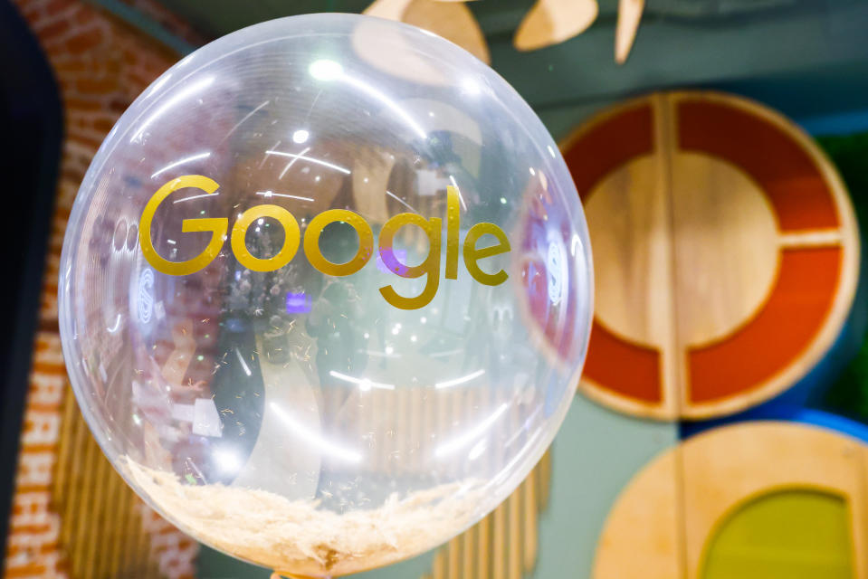 Logo Google muncul di balon di kantor Google.