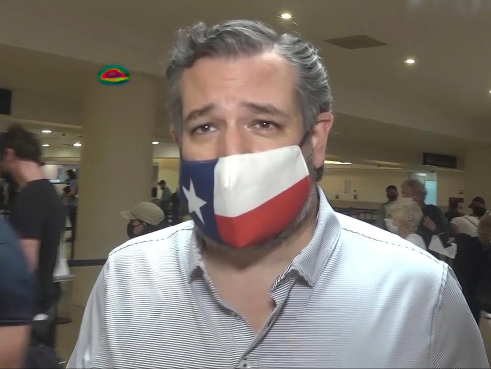 <p>En esta imagen del video, el senador Ted Cruz, republicano por Texas, camina para registrarse para su vuelo de regreso a los EE. UU., En el Aeropuerto Internacional de Cancún en Cancún, México, el jueves 18 de febrero de 2021. </p> (Foto AP / Dan Christian Rojas)