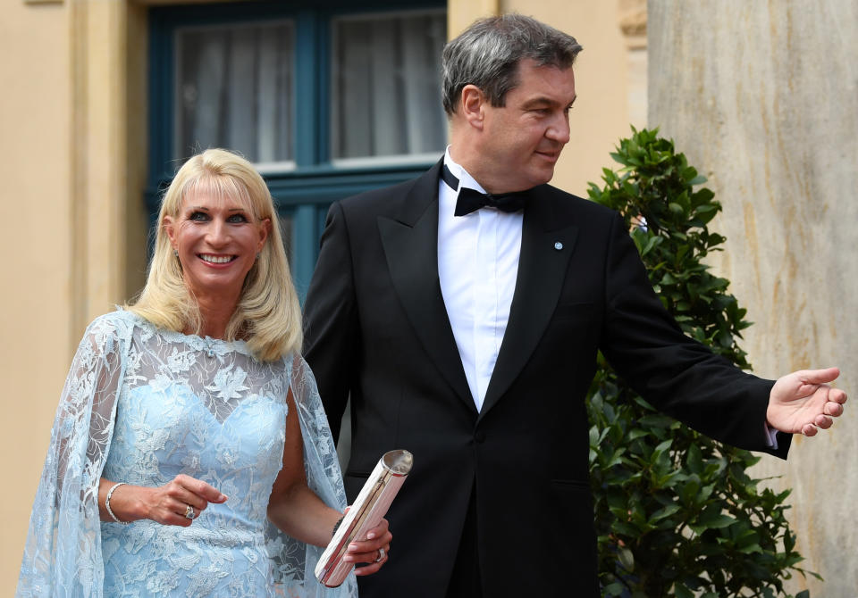 Markus Söder mit Ehefrau Karin in Bayreuth (Bild: Reuters/Andreas Gebert)