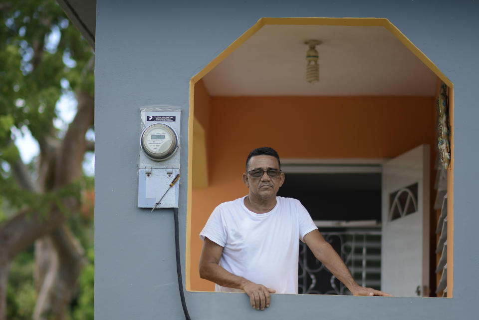 En esta imagen, tomada el 8 de septiembre de 2018, Juan Meléndez, un paciente de diálisis, posa para una fotografía en Vieques, Puerto Rico. Este enfermo, de 59 años, se toma los tres viajes semanales que realiza a la isla principal de Puerto Rico para recibir tratamiento como si fuesen un empleo. (AP Foto/Carlos Giusti)