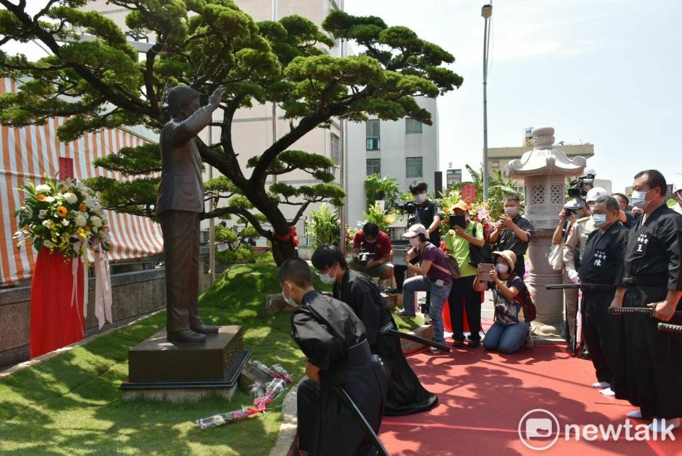 保安堂居合道劍士向安倍銅像致敬。   圖：孫家銘攝