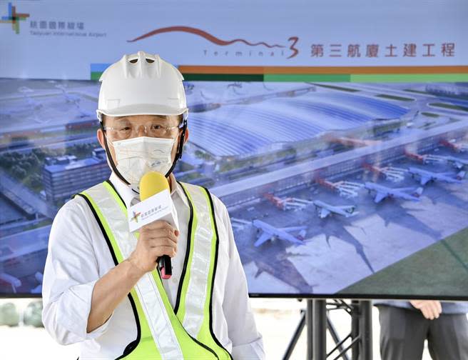 行政院長蘇貞昌11日視察桃園國際機場第三航站區主體航廈土建工程，期許第三航廈讓台灣在國際間更有競爭力。（行政院提供）