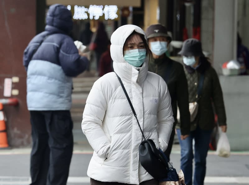 中央氣象署今天表示，周末寒流南下，各地天氣非常寒冷。氣象專家彭啟明示警，這波目前看來是入冬以來最強，可以用2016年那波霸王級寒流的情境準備。（中央社資料照）