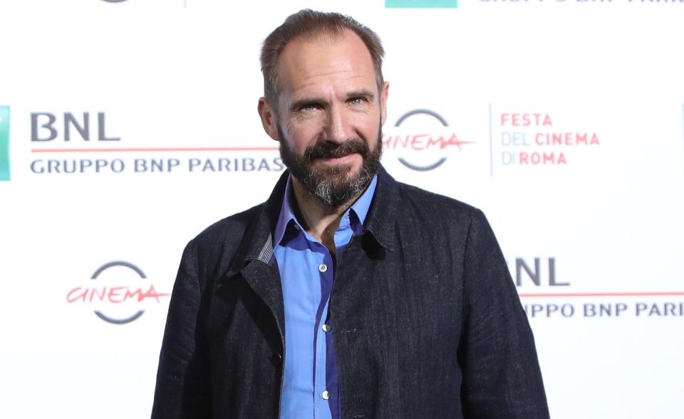 <p>Als Lord Voldemort in der "Harry Potter"-Saga wurde er einem breiteren Publikum bekannt: Ralph Fiennes. Dieses Publikum rätselt aber bis heute, wie der Lord in Wirklichkeit ausgesprochen wird. Relf Finesse? Rave Vieh Ennes? Nein: "Räif Feins". (Bild: Vittorio Zunino Celotto/Getty Images)</p> 