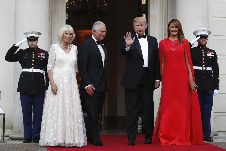 Camila de Cornualles, por su parte, escogió para la cena de gala un vestido blanco con escote en pico y falda de vuelo de una de sus diseñadoras favoritas, Fiona Clare. (Foto: Alastair Grant / AP).