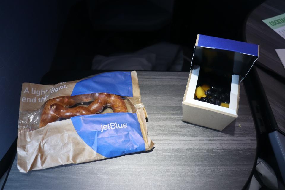 Flying JetBlue Airways from London to New York in Mint business class - JetBlue Airways London to New York in Mint business class flight 2021