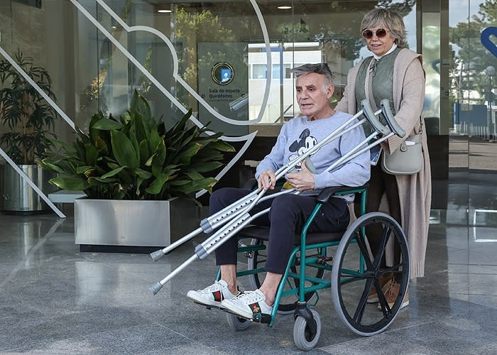 Joaquín Torres saliendo del hospital 