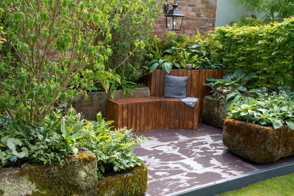 <p><strong>CONTAINER GARDEN | Award: SILVER-GILT</strong></p><p>Inspired by a rainy garden in Manchester, this container garden features robust, deep green planting with waxy textures that glisten when wet. A rain collection barrel allows the storage and re-use of valuable rainwater, whilst the ferns can hold raindrops in the soft spaces between their leaves.</p>