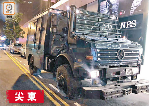 銳武裝甲車前輪亦爆胎。