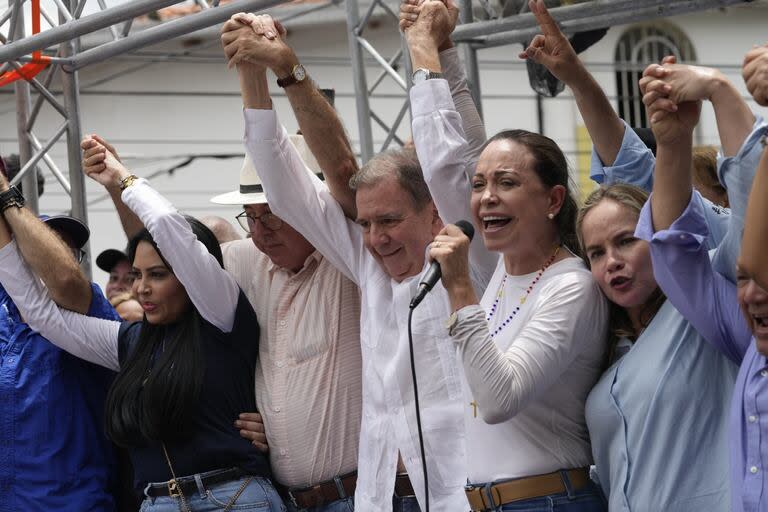 María Corina Machado levanta este sábado el brazo del candidato presidencial opositor Edmundo González Urrutia