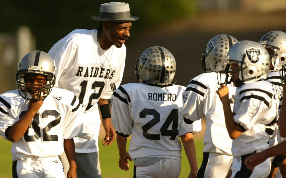 Eine Herzensangelegenheit: Snoop Dogg betreibt seine eigene Jugend-Football-Liga (Snoop Youth Football League) in Los Angeles. Er fungiert auch als Coach für eine der Mannschaften, wie die Netflix-Doku "Coach Snoop" 2018 zeigte. (Bild: Richard Hartog/Los Angeles Times via Getty Images)