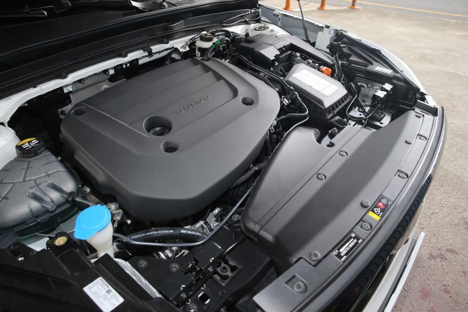 B5 AWD搭載一具2.0升噴渦輪增壓汽油引擎，並搭配48V Mild Hybrid輕油電系統，擁有250hp、35.7kgm最大馬力及扭力輸出。