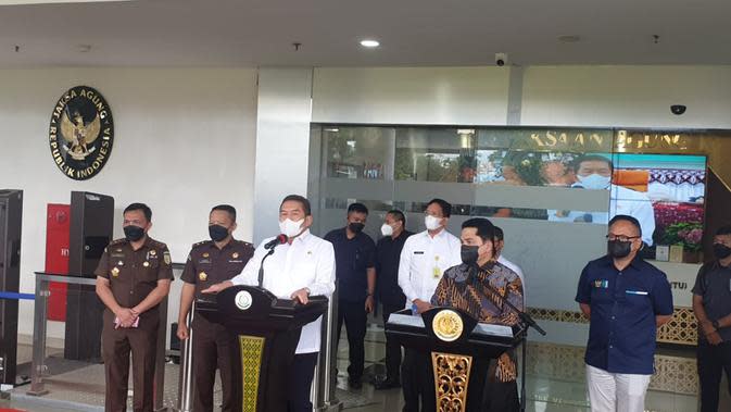 Menteri BUMN Erick Thohir (kanan batik) dan Jaksa Agung ST Burhanuddin (kiri) di Kejaksaan Agung, Jakarta Selatan. Keduanya duduk bersama di Kantor Jaksa Agung. (Liputan6.com/Nanda Perdana Putra)