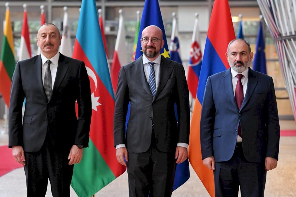 歐洲理事會主席米歇爾(Charles Michel,中)22日與亞美尼亞總理帕辛揚(Nikol Pashinyan,右)和亞塞拜然總統阿利耶夫(Ilham Aliyev,左)會面。 (圖:歐盟理事會)