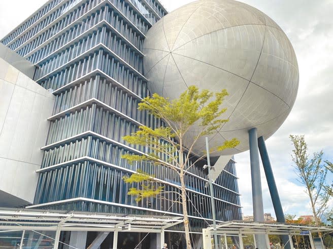 耗費10年打造的台北表演藝術中心，將在2022年3月試營運，因外型獨特的巨型球體，被國外列為精彩可期的建築，球劇場可容納800席。（游念育攝）