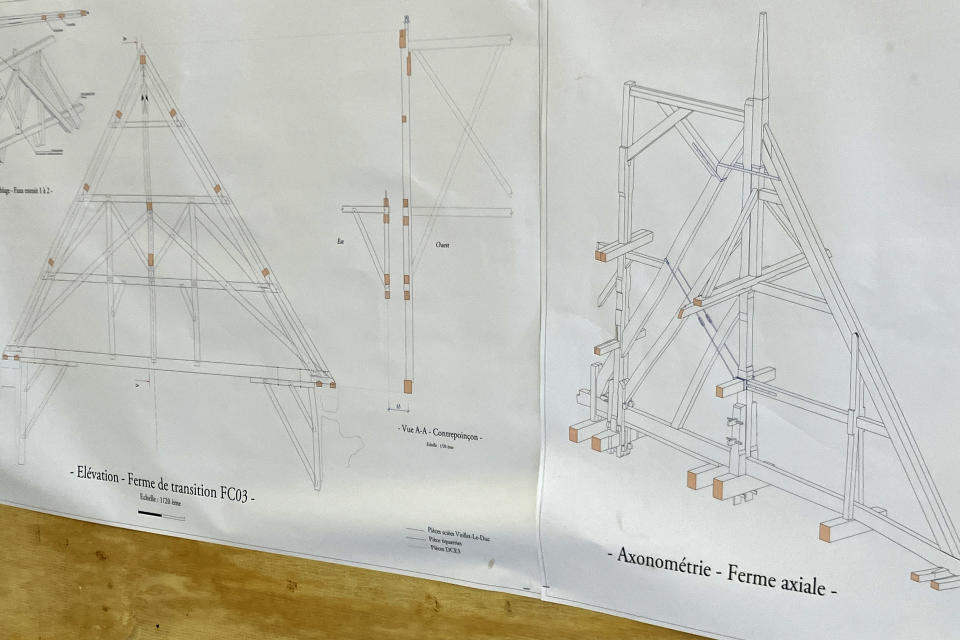 Vista de los planos técnicos para la reconstrucción del tejado de la catedral de Notre Dame de París, el 25 de mayo de 2023, cerca de Angers, en el oeste de Francia. Los carpinteros que construyen el nuevo armazón para el tejado de la iglesia, arrasado por un incendio, emplean las mismas herramientas y técnicas que sus predecesores medievales. Para ellos, trabajar con hachas y vigas de roble ha sido una especie de viaje en el tiempo. (AP Foto/Jeffrey Schaeffer)