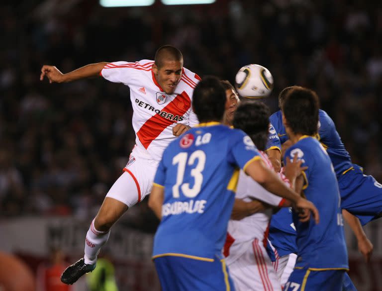 Maidana gana en las alturas a la defensa de Boca y convierte el único gol del superclásico de noviembre de 2010; desde entonces, River no volvió a ganarle a su rival de siempre por el torneo local.