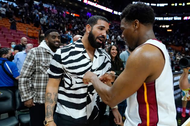 Drake chats with Miami Heat guard Kyle Lowry after a Jan. 14 game in Miami. (Photo: via Associated Press)
