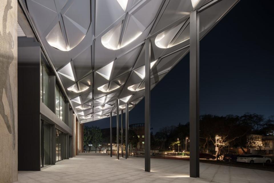 新竹市體育館雨庇與藝術家范承宗創作《落水唷》作品位於北大公園，入圍2022第六屆ADA新銳建築獎。(記者曾芳蘭攝)