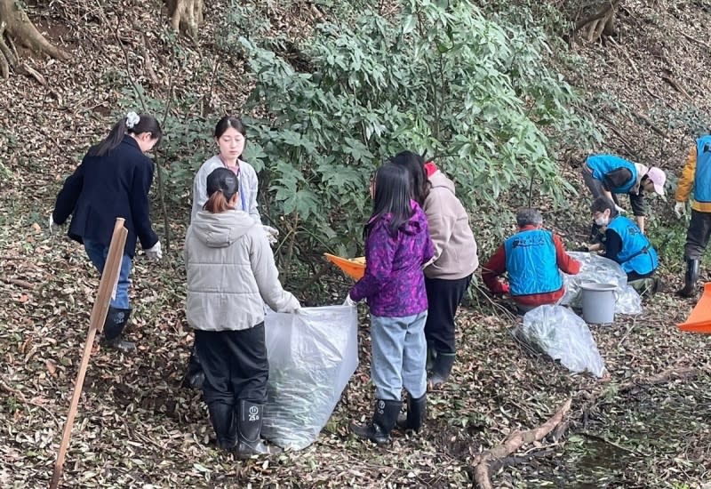 《圖說》中山醫大師生在日本里山與當地居民共同學習永續生活模式。