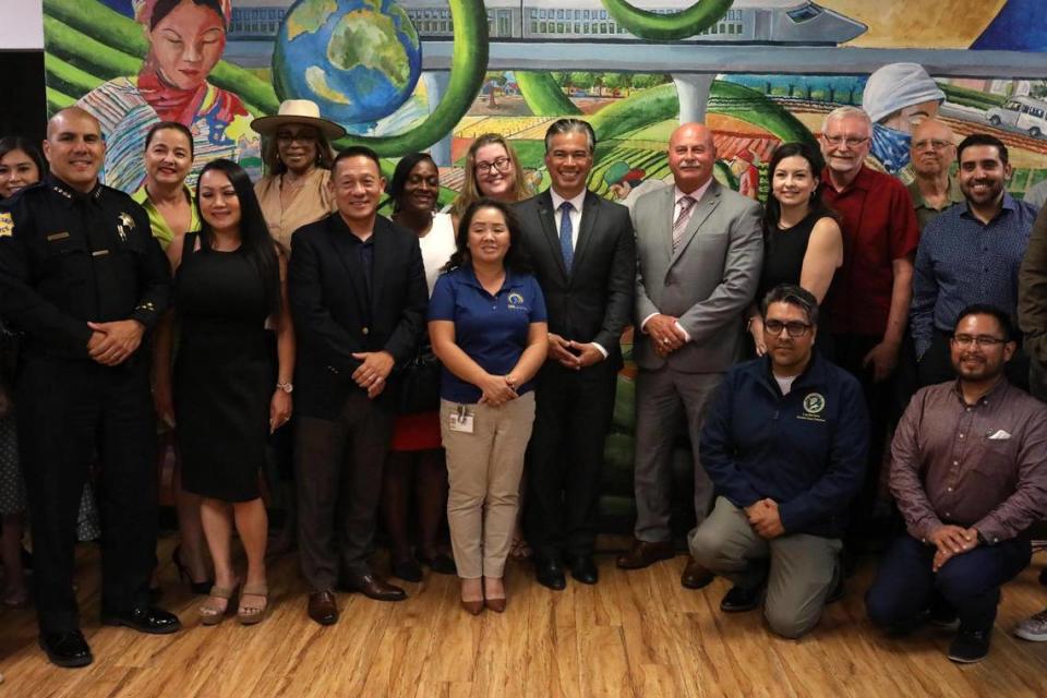 Como parte de un esfuerzo a nivel estatal para hacer frente al odio, el procurador general de California, Rob Bonta (centro), se unió al alcalde de Fresno, Jerry Dyer, y a líderes locales para una mesa redonda contra el odio, el martes 12 de septiembre de 2023. María G. Ortiz-Briones/mortizbriones@vidaenelvalle.com