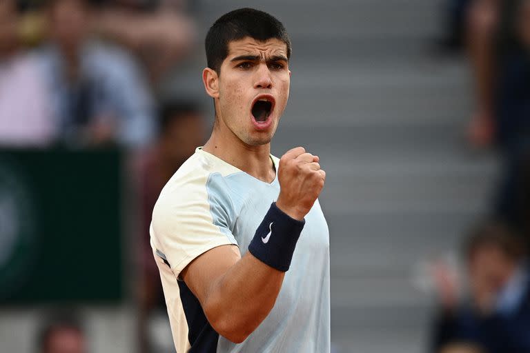 Spain's Carlos Alcaraz reacts as he plays against Spain's Albert Ramos-Vinolas during their men's singles match on day four of the Roland-Garros Open tennis tournament at the Court Simonne-Mathieu in Paris on May 25, 2022. (Photo by Christophe ARCHAMBAULT / AFP)