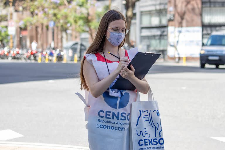 Algunos de los detalles que permiten identificar a los censistas: su bolsa oficial en la que llevan cuestionarios, la pechera del evento y su identificación que los acredita como parte del relevamiento