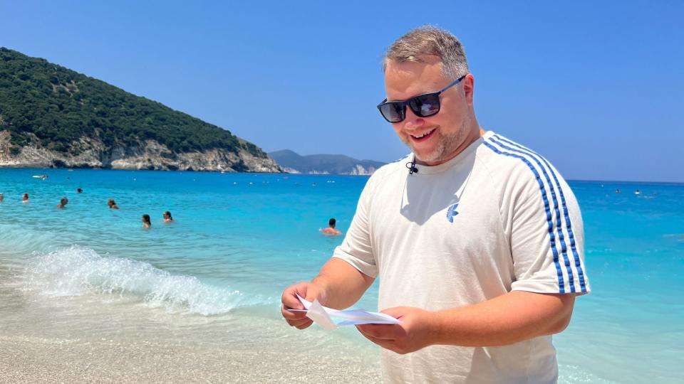 Anton Schmaus fühlt sich auf der griechischen Insel Kefalonien wie im Paradies, wird aber auch das Grauen in der Küche inklusive Moussaka-Massaker erleben. (Bild: RTL / Endemol Shine / Florian Schuchmann)