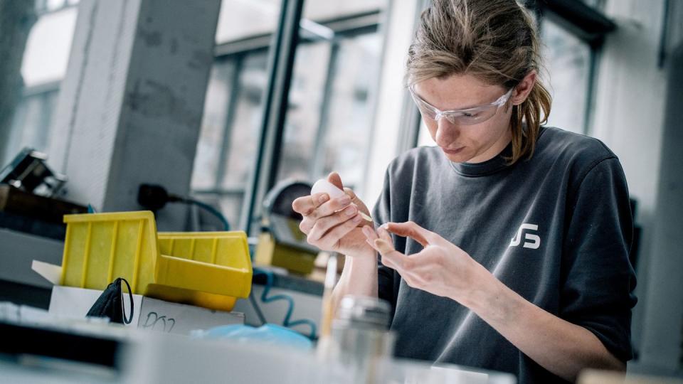 Maximilian Heider arbeitet in seiner Ausbildung zum technischen Modellbauer mit verschiedensten Materialien, wie etwa hier mit Acrylglas.