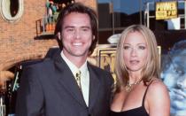 <p>Jim Carrey und Lauren Holly lernten sich am Set von "Dumm und dümmer" kennen und lieben. Doch auch ihre Ehe hielt nur so kurz, dass man sie heute fast schon vergessen hat: Von September 1996 bis Juni 1997 waren die beiden Hollywoodstars verheiratet. (Bild: Brenda Chase / Online Inc. / Getty Images)</p> 